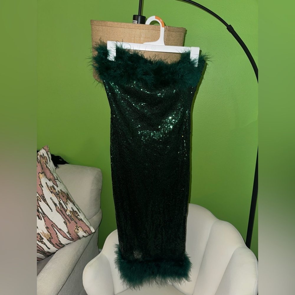 Gorgeous emerald green sequin strapless dress! ✨